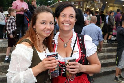 Lydia Hauser (links) kam diesmal mit Katrin Kunstmann zum Gabalier-Konzert.