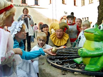 <p class="artikelinhalt">Wenn Frau Holle und der Hofnarr Märchen erzählen, lauschen die Kinder. Von den Geschichten geht auch heute noch eine große Faszination aus.</p><p class="artikelinhalt" />
