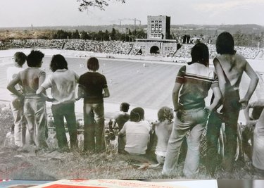 Zuschauer auf der Halde des Zwickauer Georgi-Dimitroff-Stadions (später Westsachsenstadion) um 1980. 