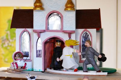 Unter anderem ist eine „Dampfhochzeit“ auf dem Weihnachtsberg dargestellt, bei der ein Pfarrer, die schwangere Braut und der Bräutigam in die Kirche rennen.
