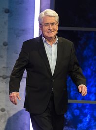 Moderator Frank Elstner kommt während der Aufzeichnung zur 500. Latenight-Show im SWR im Jahr 2016 auf die Bühne. Elstner ist nach eigenen Angaben an Parkinson erkrankt. Er habe die Diagnose vor drei Jahren bekommen, sagte Elstner in einem Interview der «Zeit». 
