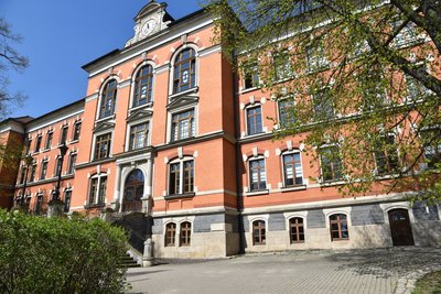 Das Oelsnitzer Julius-Mosen-Gymnasium ist am Freitagmittag wegen eines Salzsäure-Unfalls evakuiert worden. 