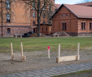 Am Montag sollen die Arbeiten für den neuen Sportplatz auf dem nordwestlichen Gelände beginnen. Markierungen für das Baufeld sind bereits gesteckt worden. 
