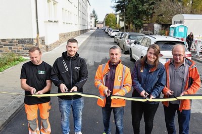 Der größte Straßenbau dieses Jahr in Adorf ist geschafft: Vertreter von Stadt, Planern, bauausführender Firma und Abwasserzweckverband gaben am Freitagvormittag die Eduard-Krenkel-Straße frei. 