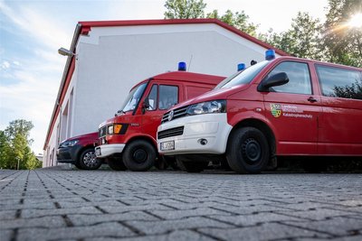 Ein Teil des Fuhrparks muss während des Umbaus der Feuerwache im Freien stehen.