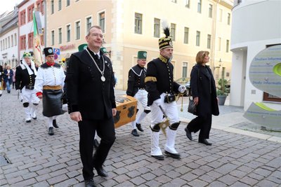An der Spitze der Kleinen Bergparade wird die Knappschaftslade mit der letzten Archivkiste ins Stadtarchiv Freiberg gebracht.
