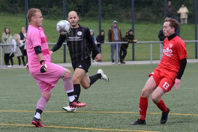 Wer holt sich am Ende die Vizemeisterschaft? Erlbachs Torwart Tim Seidler (links) steht punktgleich mit Luc Jörg Lindners (rechts) 1. FC Rodewisch auf dem 3. Platz.