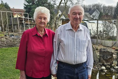 Maria und Gerhard Kretz genießen die gemeinsame Zeit in ihrem Garten in Werdau.