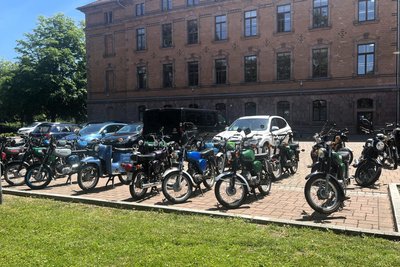 Mopeds auf dem Schulhof des Gymnasiums in Rochlitz.
