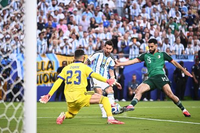 Zidane im Duell mit Weltmeister Messi.