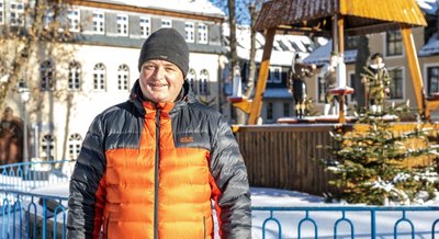 Mirko Ernst an einem seiner Lieblingsplätze in Oberwiesenthal: der Pyramide auf dem Markt. "Ihre Figuren erzählen nahezu die gesamte Stadtgeschichte", begründet der 53-Jährige seine Wahl. 