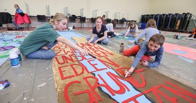 Wenn die Turnhalle zur Kunstwerkstatt wird: Nele Heine, Hella Kretzschmar und Ole Lau haben mit anderen Schülern des Andrégymnasiums Banner für den Friedenstag gestaltet. Grundlage für ihre Arbeiten sind Zitate aus Werken des in Chemnitz geborenen Schriftstellers Stefan Heym (1913-2001). 