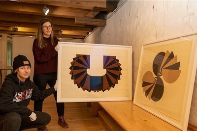 Malzhaus-Galeristin Julia Blei (rechts) und Bundesfreiwilligendienstleistende Desiree Schaller hängten die rund50 geometrischen Arbeiten des Grafikers Karl-Heinz Adler. Sonntag ist Eröffnung der neuen Schau. 