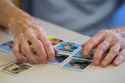 Ehrenamtliche Helfer, die Menschen mit Demenz unterstützen sollen, werden ab Januar im Vogtland ausgebildet.