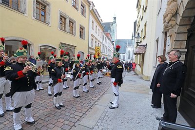 Am Stadtarchiv im Herderhaus angekommen wird Freibergs Hymne, der Steiger, angestimmt.