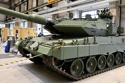 Ein Kampfpanzer vom Typ Leopard 2 wird im KNDS-Werk Unterstadt in Kassel (Hessen) montiert. Die  Rüstungsindustrie gewinnt in der deutschen Wirtschaft enorm an Bedeutung