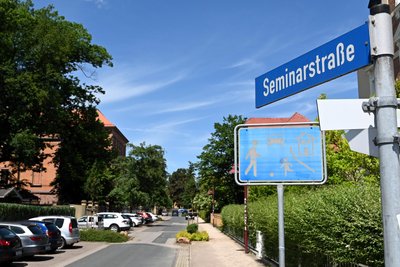 Die Seminarstraße vor dem Gymnasium in Rochlitz während des Unterrichts. Kein Elterntaxi weit und breit.