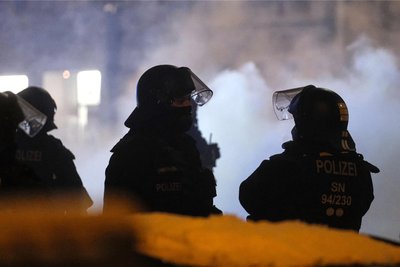 In Leipzig sind Polizisten (Symbolbild) von linken Demonstranten attackiert worden.