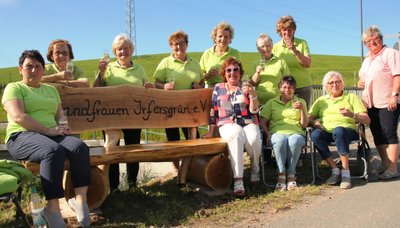Eine Einladung zum Platz nehmen auf der neuen Bank sprechen die Irfersgrüner Landfrauen allen Spaziergängern aus. 
