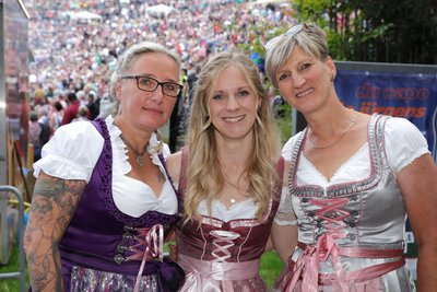 Anke Riedel sowie Lara und Antje Wassermann (von links) hatten für das Gabalier-Konzert das Dirndl aufgebügelt.