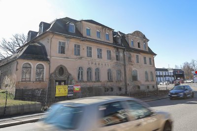 Die einstige Sparkasse soll abgerissen werden und dort ein Aldi-Markt entstehen.