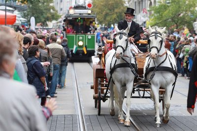 2014 war in Plauen die 120-jährige Straßenbahnhistorie mit einer Parade auf der Bahnhofstraße gefeiert worden. Damals an der Spitze: eine Droschke als Vorläufer der Straßenbahn. Danach rollte eine der historischen Bahnen gen Postplatz.