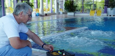 Joachim Petzold, technischer Leiter der Silber-Therme, nimmt regelmäßig Wasserproben. Wasserfall und Massage-Düsen sind täglich in Betrieb, damit das Wasser in den Leitungen nicht verkeimt. 