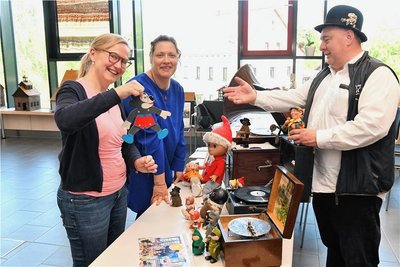 Jonny Lasch zeigt Annette Lindackers (l.) aus Dresden und Kathleen Theiling aus Chemnitz seine Schätze. 