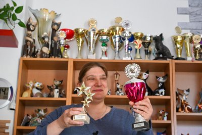 Bianca Rubbey mit zwei Pokalen. Einige verschenkt sie an die Käufer ihrer Kitten.