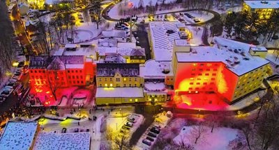 Das Reichenbacher Krankenhaus war zur Mahnwache am Montag rot erleuchtet. 
