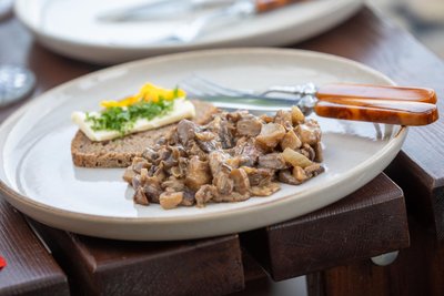 Auch Karla Schellenberg aus Meßbach mag es so: Pilze in Zwiebeln und Butter angebraten, gewürzt mit Salz, Pfeffer, etwas Petersilie und mit einer Bemme serviert.