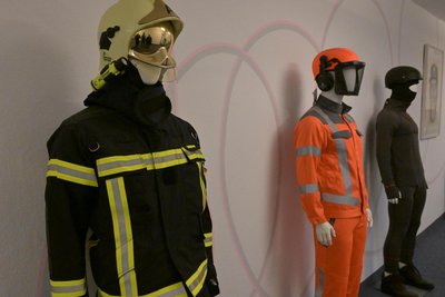 In der ZKS wurden unter anderem Materialien für Schutzanzüge hergestellt. Wo die künftig produziert werden ist unbekannt.