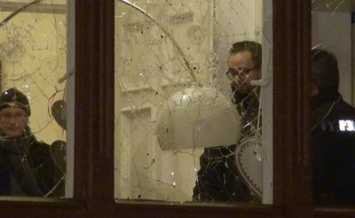 SebastianGemkow Sebastian Gemkow - Sachsens Justizminister Sebastian Gemkow (Mitte) in der Tatnacht in seiner Wohnung im Gespräch mit Polizisten.