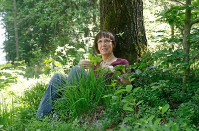 Die Seele baumeln lassen. Für Gabriele Göpfert ist der Wald - im Foto am "Kühlen Morgen" zwischen Wüstenbrand und Pleißa - dafür der beste Ort. 