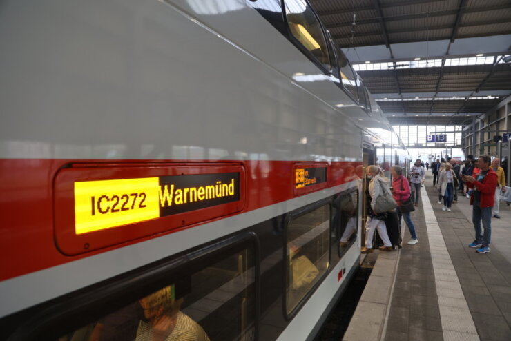 Nach 16 Jahren wieder Fernverkehr: Der erste IC von Chemnitz nach Rostock-Warnemünde rollt