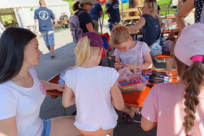 Zu den Höhepunkten des Festwochenendes gehörten Angebote für Kinder, darunter Hüpfburgen und Basteltische.