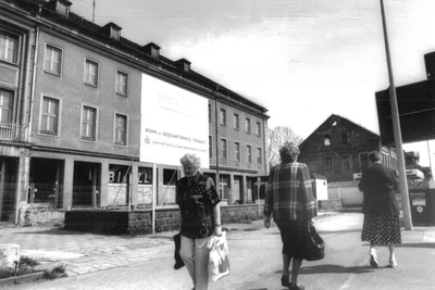 Das seit 1990 leer stehende Hotel Trabant in Chemnitz-Siegmar im Mai 1997. Wenige Monate später begann der Abriss für den Neubau der Trabant-Passage.