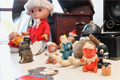 Diese Spielzeugfiguren erinnern sicher viele ältere Betrachter an ihre Kindheit. 
