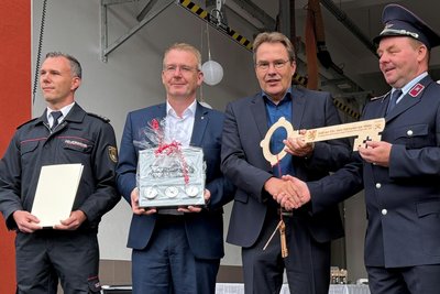 Schlüsselübergabe mit Tommy Kühn, Sven Krüger, Ralf Schreiber und Henry Schöne (v. l.).