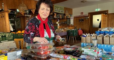 Sonja Böhme, die Verantwortliche der Tafel in der Ausgabestelle Thalheim, beim Vorbereiten der Waren.