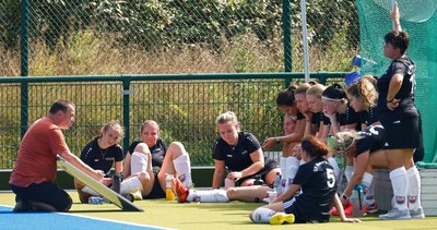 Meeranes Trainer Mirko Götz (links) ist fest von der Leistungsstärke seiner Spielerinnen überzeugt. 