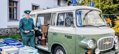 Klaus-Dieter Erber leitet ein polizeihistorisches Museum im Ortsteil Schönfeld. Beim Herbstfest zeigte er ein Polizeiauto aus der DDR. 