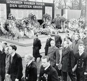 Zehntausende gedachten im Februar 1960 in Zwickau der Bergleute, die ihr Leben bei dem Unglück verloren hatten. 