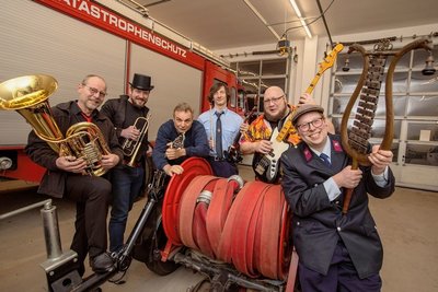 Die Kauschwitzer Feuerwehrkapelle. Von links: Frank Lehmann, Philipp Schwerdtner, Mike Wunderlich, Sören Strehlow, Hendrik Rausch und Hannes Lehmann. Er hält die über 100 Jahre alte Lyra in den Händen. 