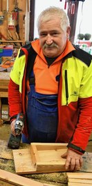 Hans-Jürgen Günzel arbeitet in der Holzwerkstatt in Beerheide. 