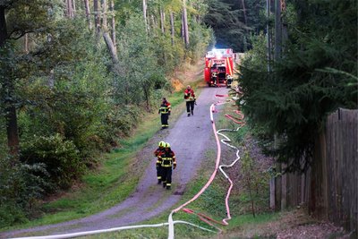 Der Einsatz ist durch die abgeschiedene Lage des Hauses erschwert.