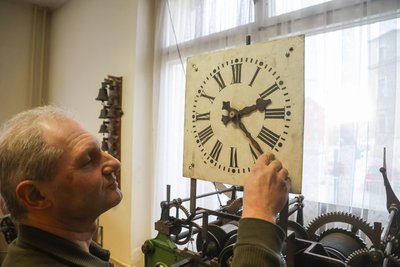 Manche Exponate müssen per Hand auf Sommerzeit umgestellt werden.
