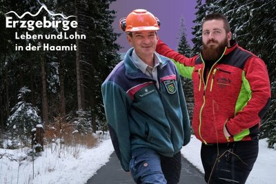 Forstbezirksleiter Johannes Riedel (l.) und Léon Grunert, der das Holz aus dem Wald in Eibenstck holt.