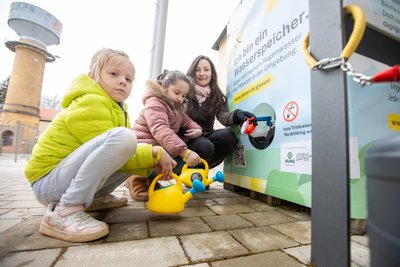 An drei Stellen hat die Stadt Plauen Wasserspeicher aufgestellt. So auch an der Kita Regenbogen.