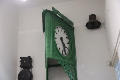 Sogenannte Nasenuhren zeigten an Bahnsteigen die Zeit an.